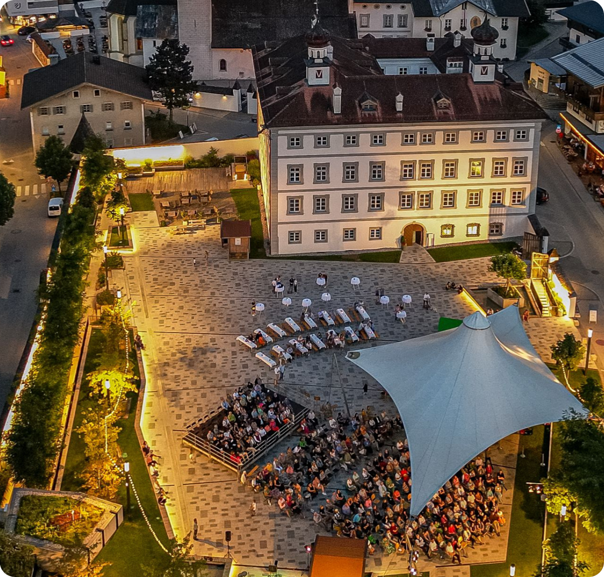 Das Schloss Fügen mit seinem Schlossplatz bei Nacht.