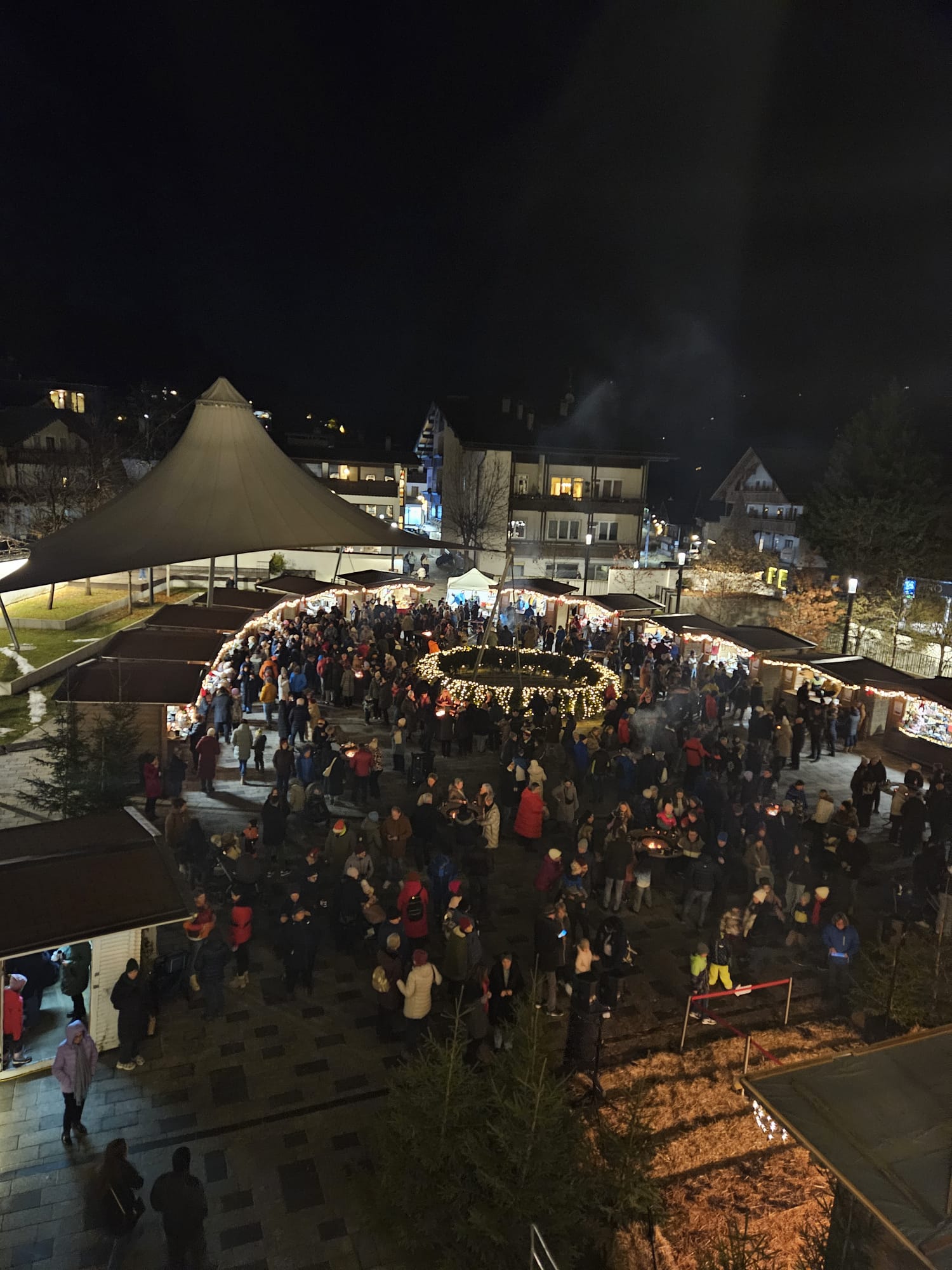 Schloss Weihnacht am Schlossplatz Fügen
