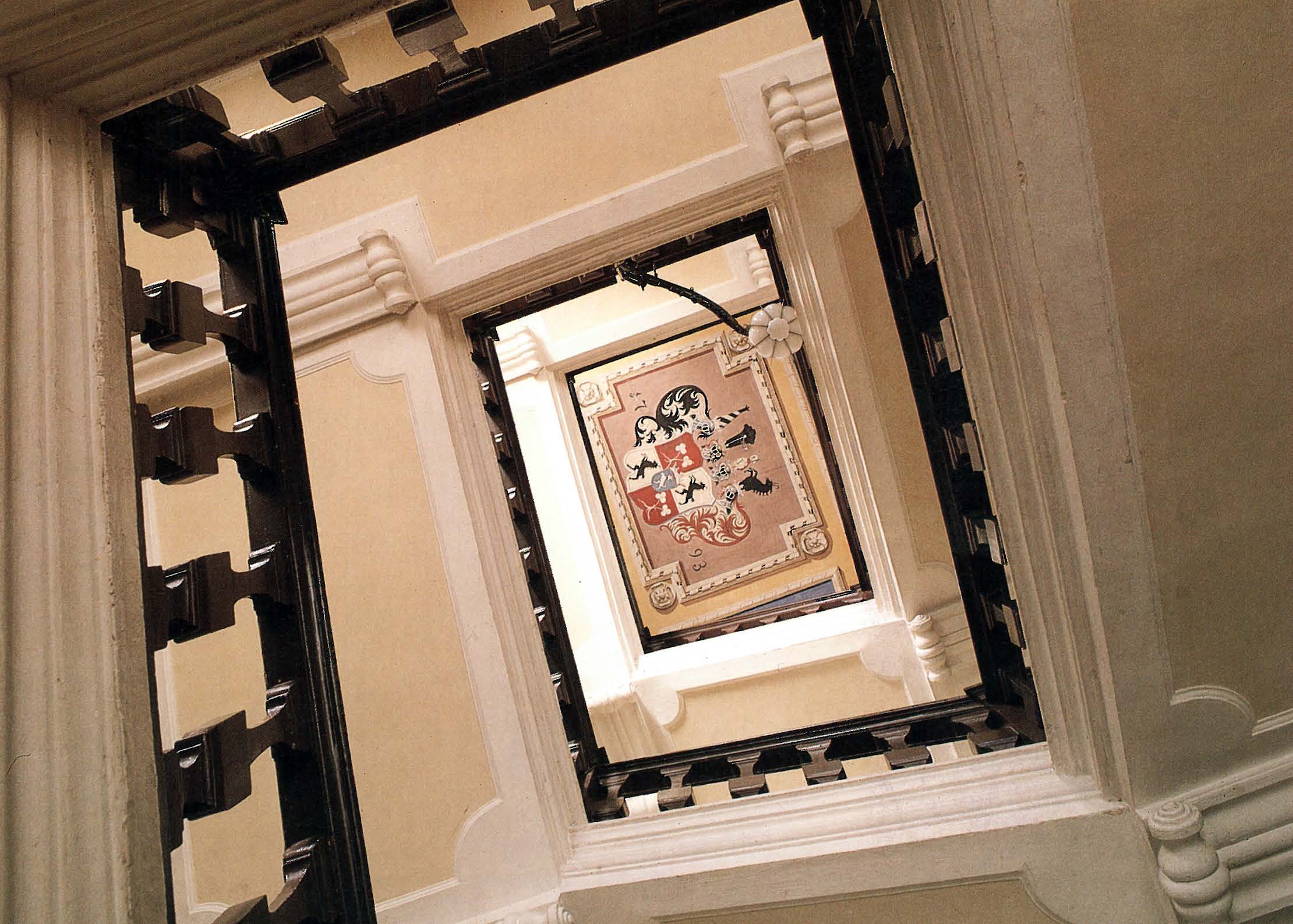 Treppenhaus im Schloss Fügen mit dem Wappen des Adelgsgeschlechtes der Fieger