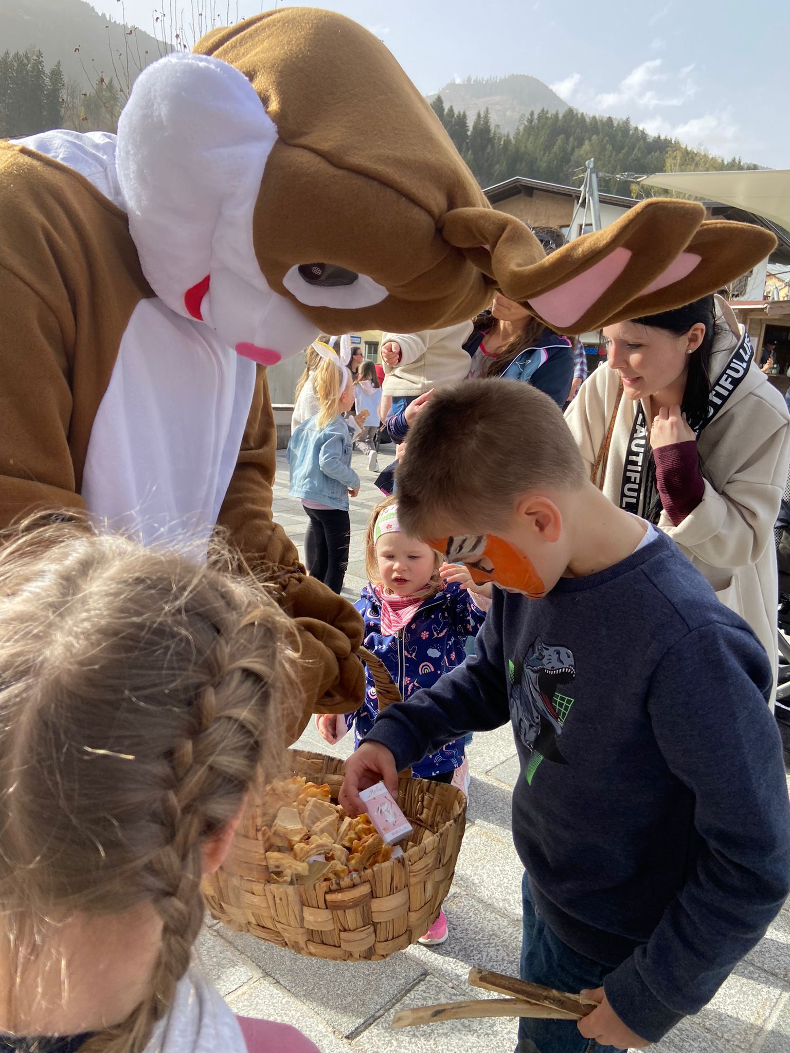 Osterhase beim Osterfest am Schlossplatz in Fügen